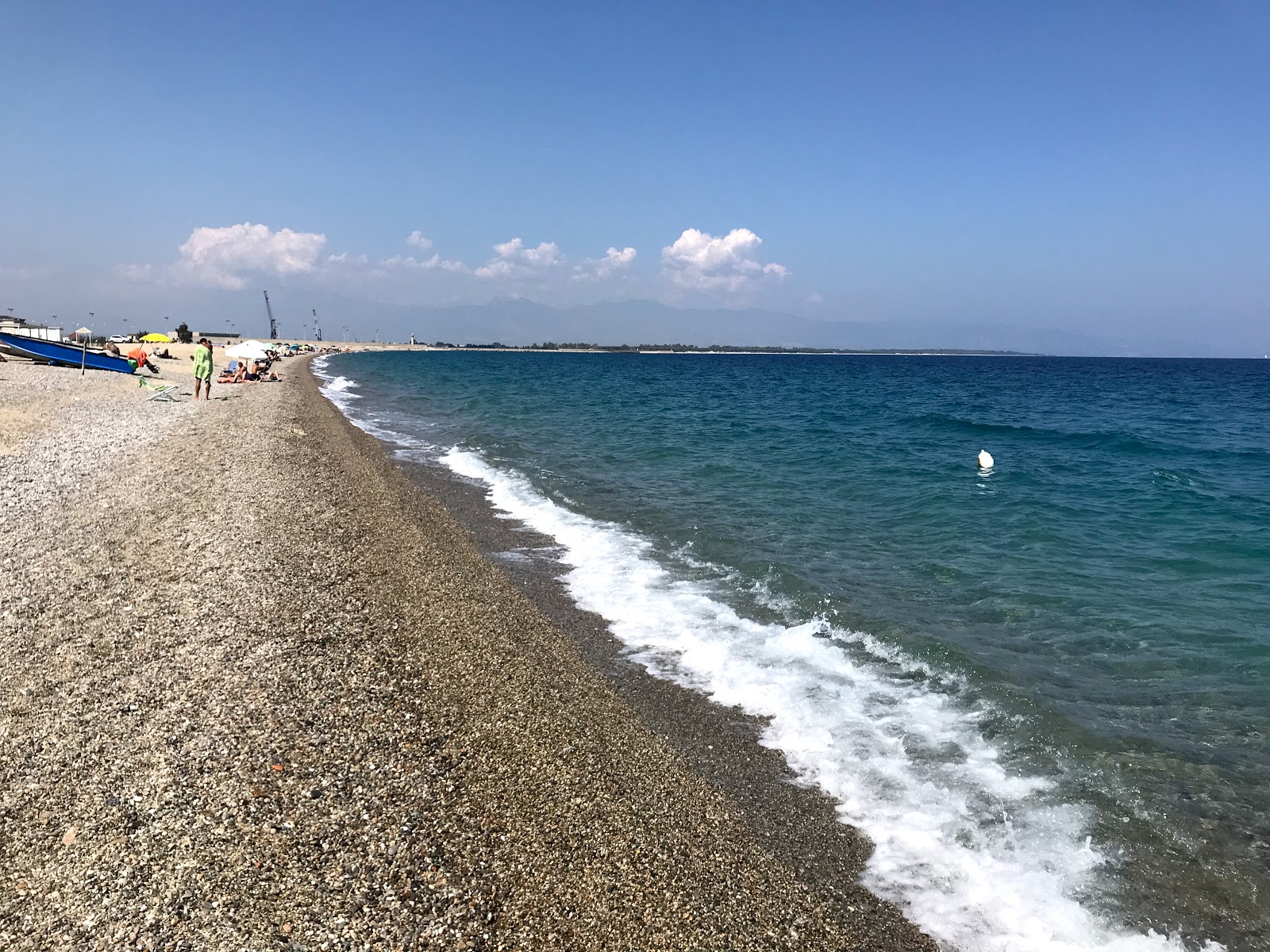 Foto de Schiavonea beach com meios de comunicação nível de limpeza