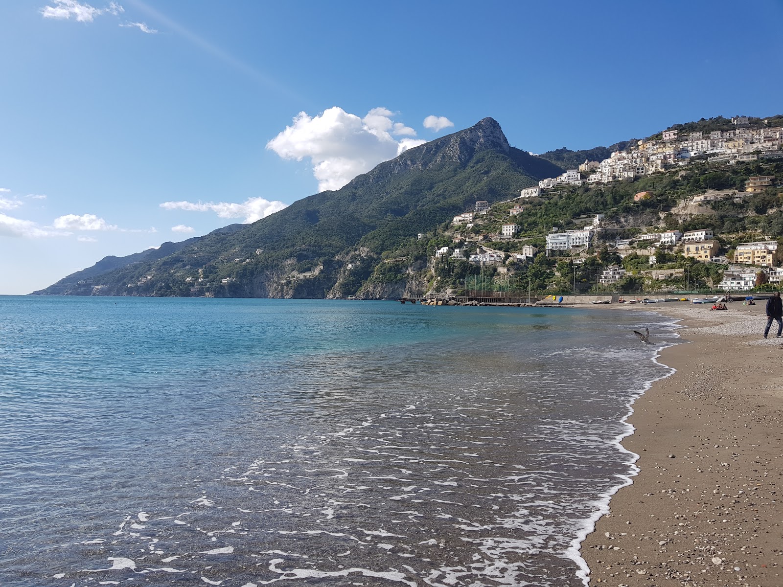 Fotografija Spiaggia Vietri sul Mare z rjavi pesek površino