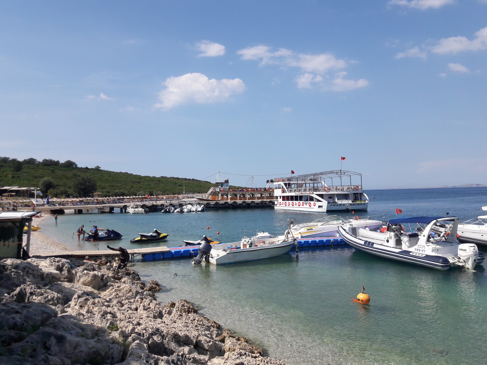 Foto di Gjiri i Shen beach sorretto da scogliere