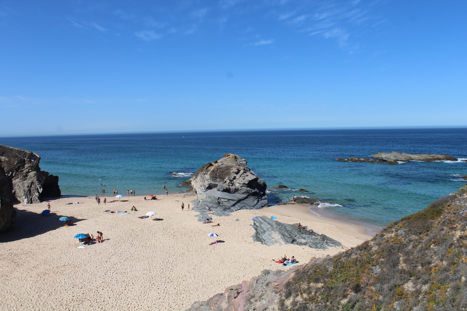 Valokuva Praia da Cerca Novaista. pinnalla turkoosi puhdas vesi:n kanssa