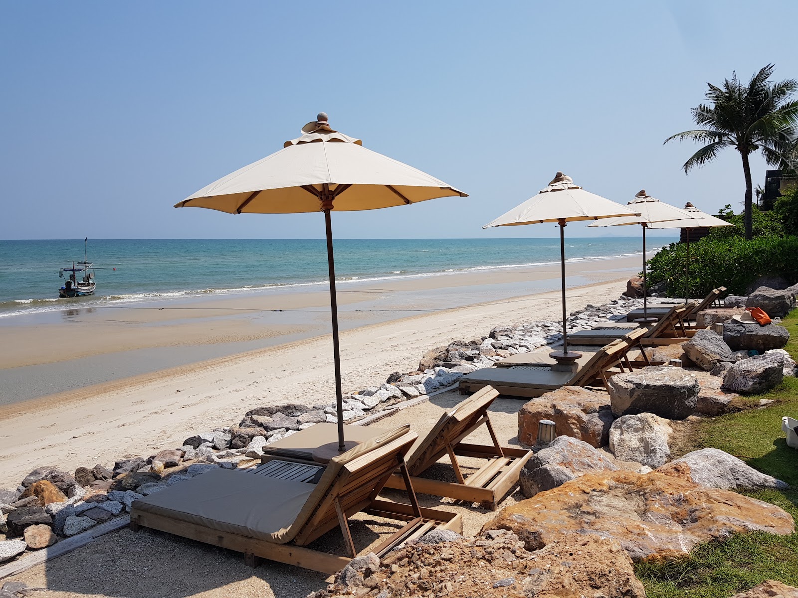 Photo of Hua Hin Dusit Beach with very clean level of cleanliness