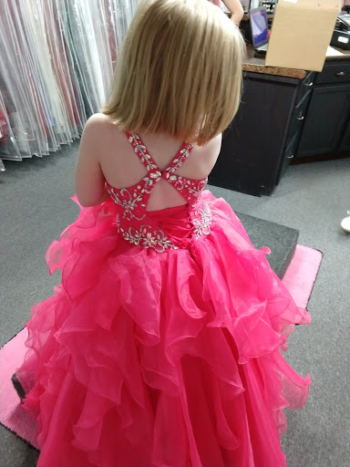 Bridal Shop «Country Bumpkin Boutique», reviews and photos, 303 S Willow Ave, Cookeville, TN 38501, USA