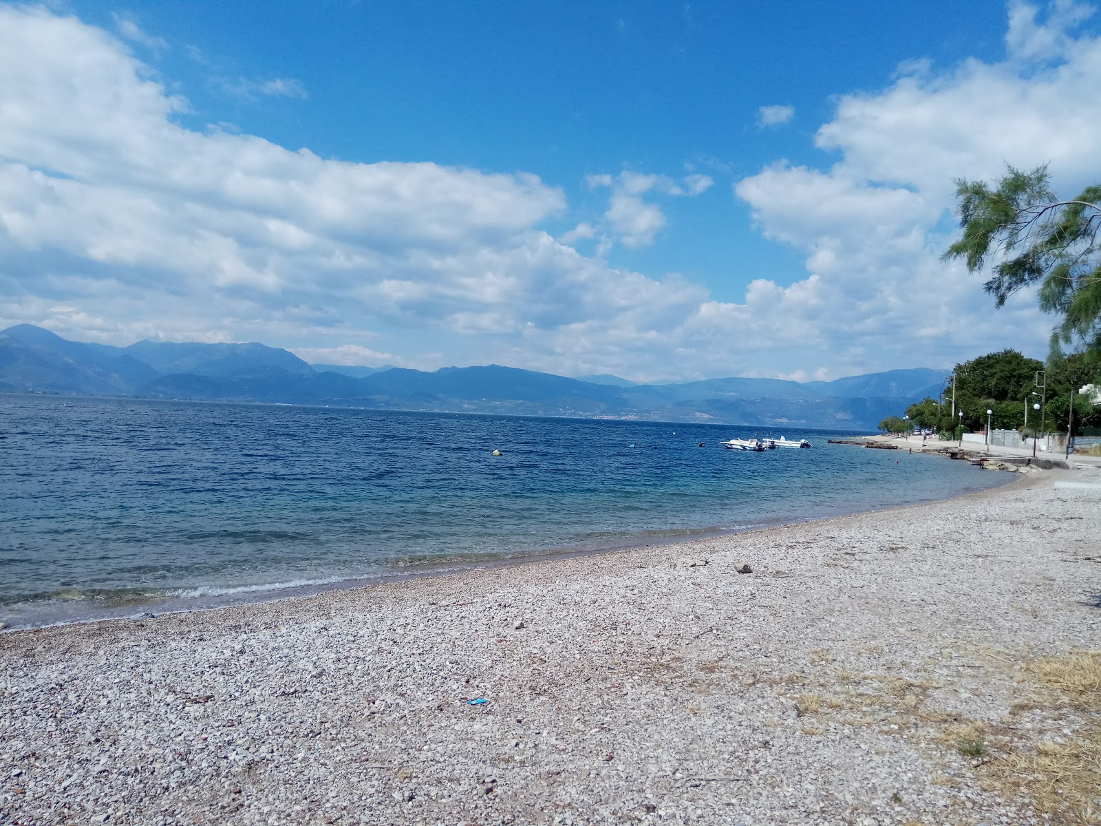 Foto von Paralia Rodinis mit kleine, graue kiesel Oberfläche