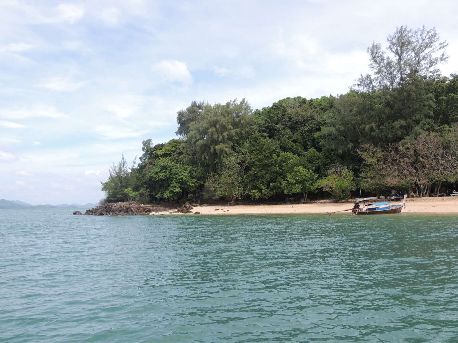 Foto av Bubu Beach Ko Lanta med beige sand yta