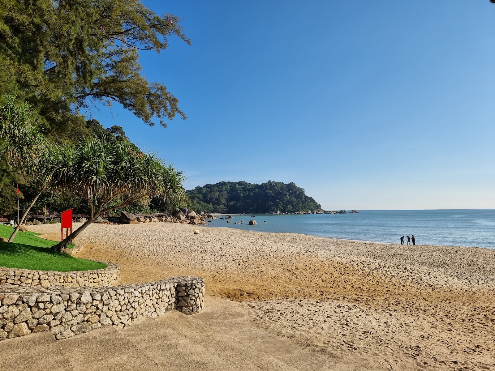 Teluk Cempedak Beach的照片 带有轻质细卵石表面