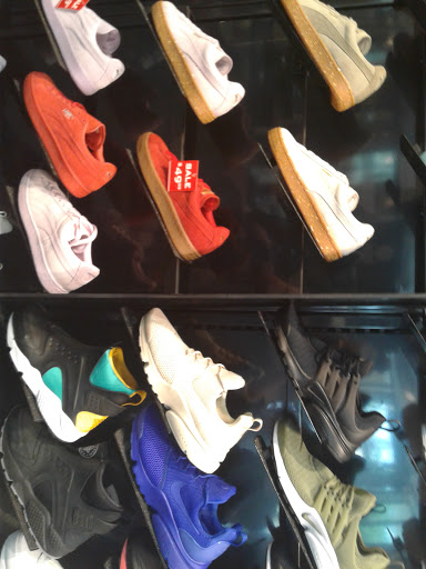 Shoe Store «Foot Locker», reviews and photos, 990 Gulfgate Center Mall, Houston, TX 77087, USA