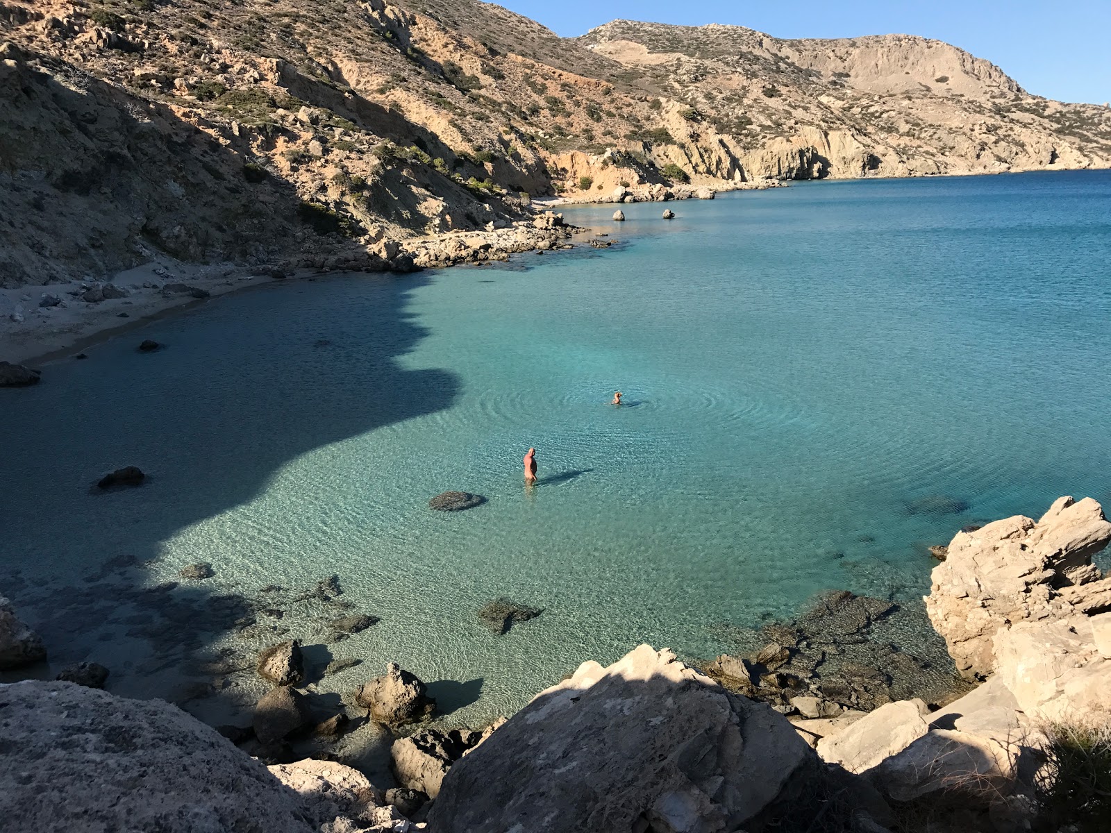 Foto di Tati beach circondato da montagne