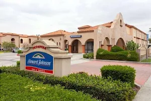 Howard Johnson by Wyndham Pico Rivera Hotel & Suites image