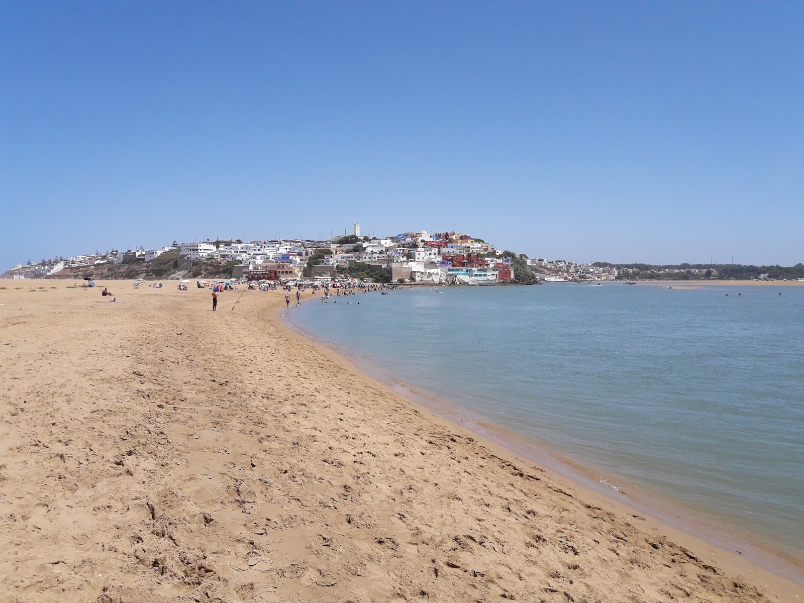 Φωτογραφία του Moulay Bousselham beach με λεπτή μπεζ άμμος επιφάνεια