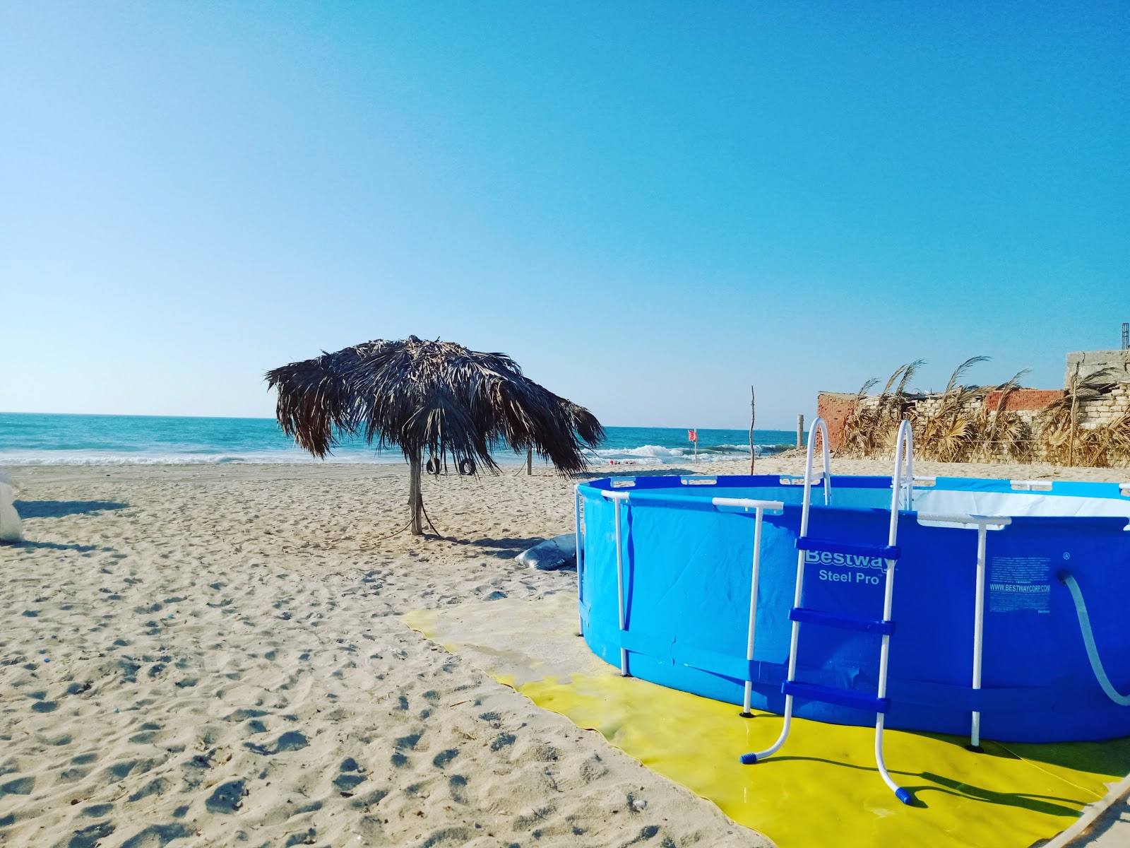 Foto av El Nakheel Beach och bosättningen