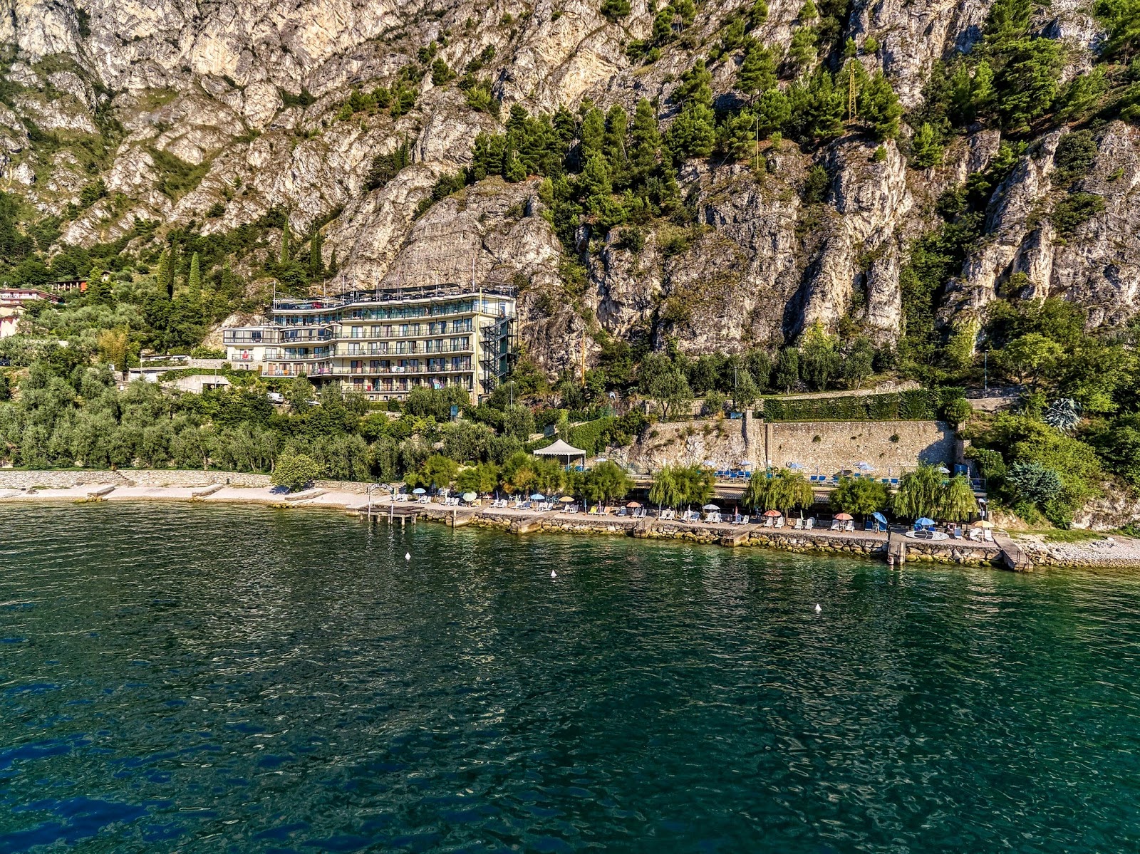 Φωτογραφία του Limone Beach παροχές περιοχής