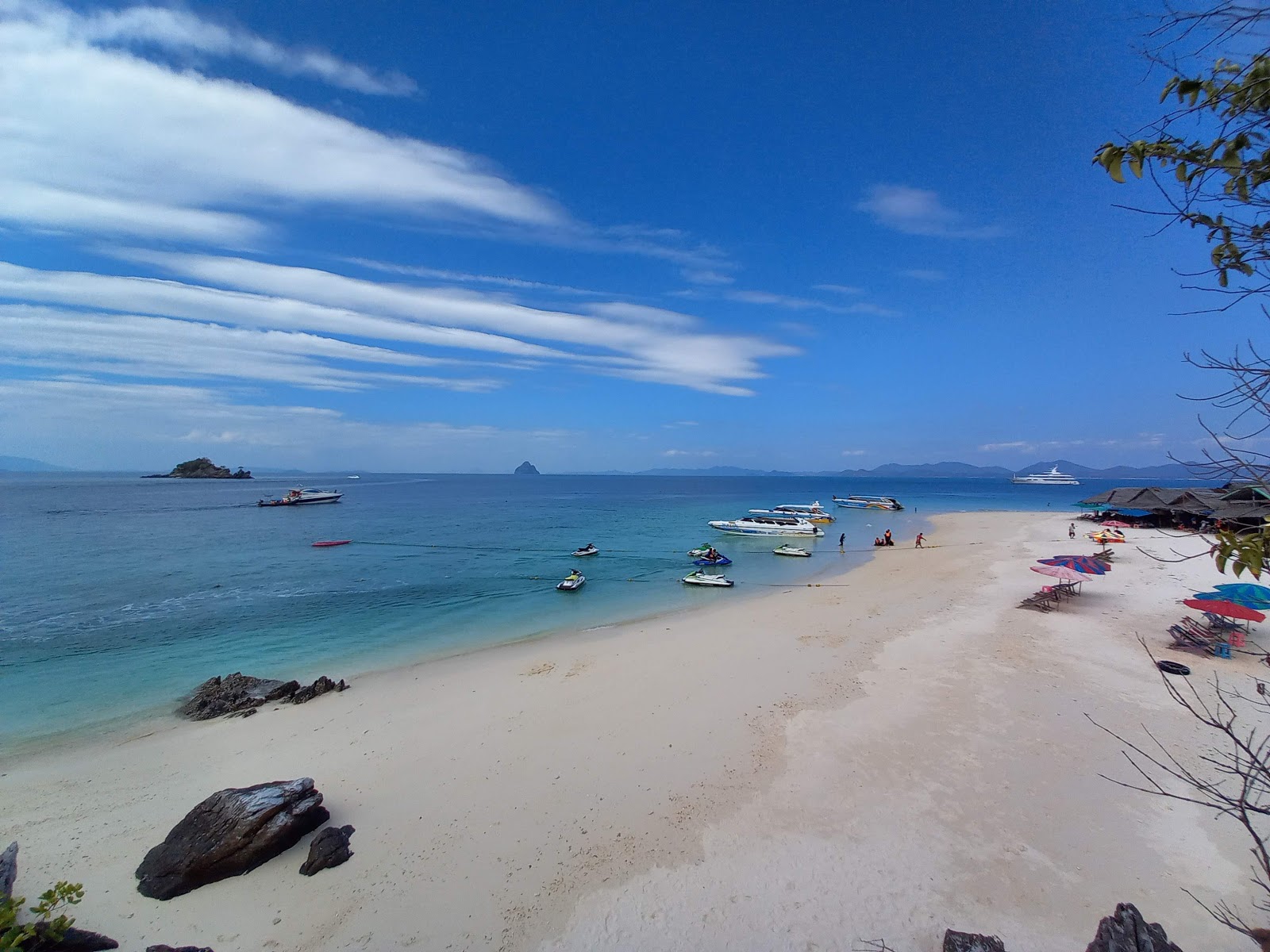 Foto van Khai Nok Beach met direct strand