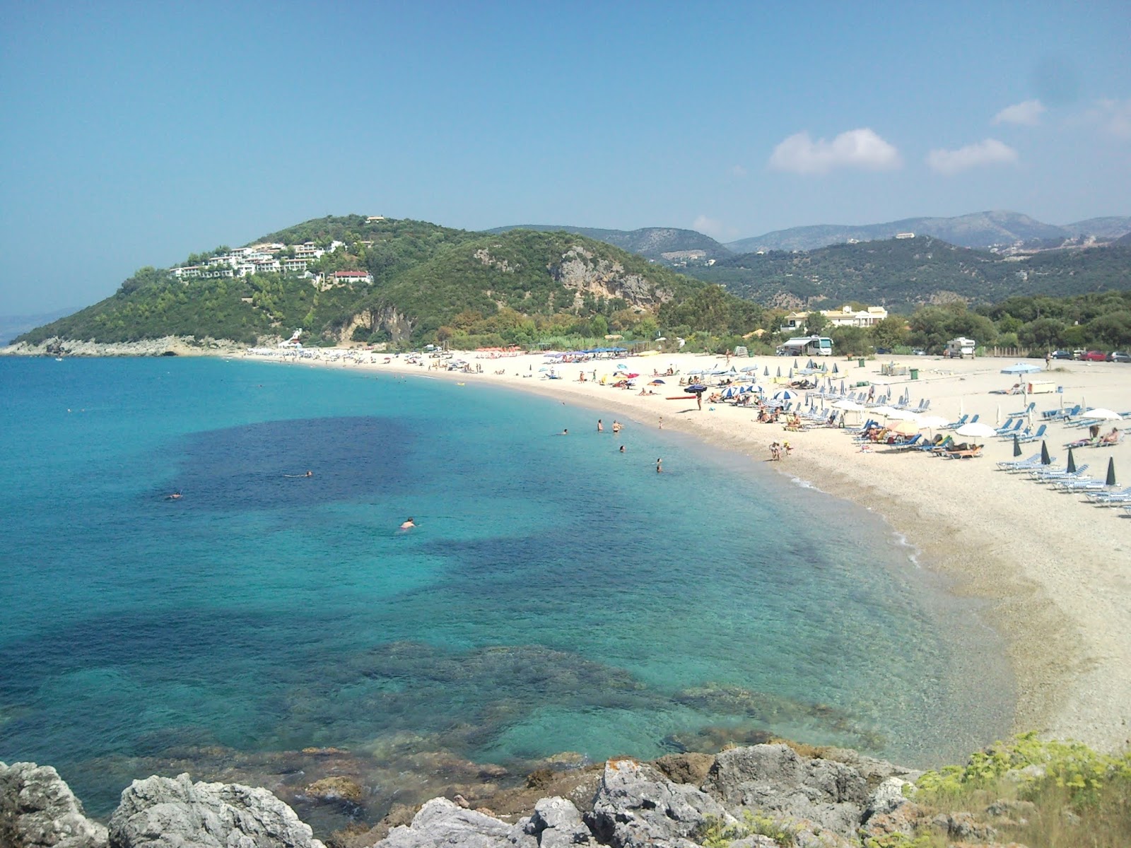 Foto von Karavostasi beach mit weißer muschelsand Oberfläche