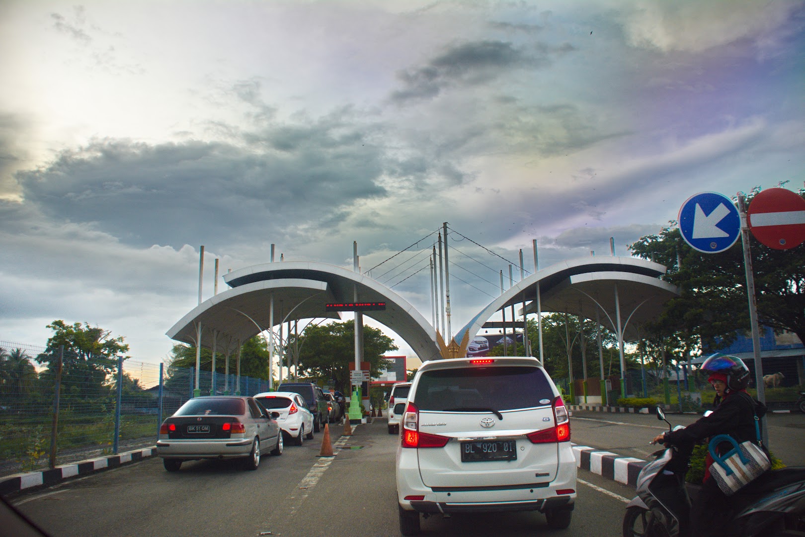 Gambar Main Entrance Sultan Iskandar Muda Airport
