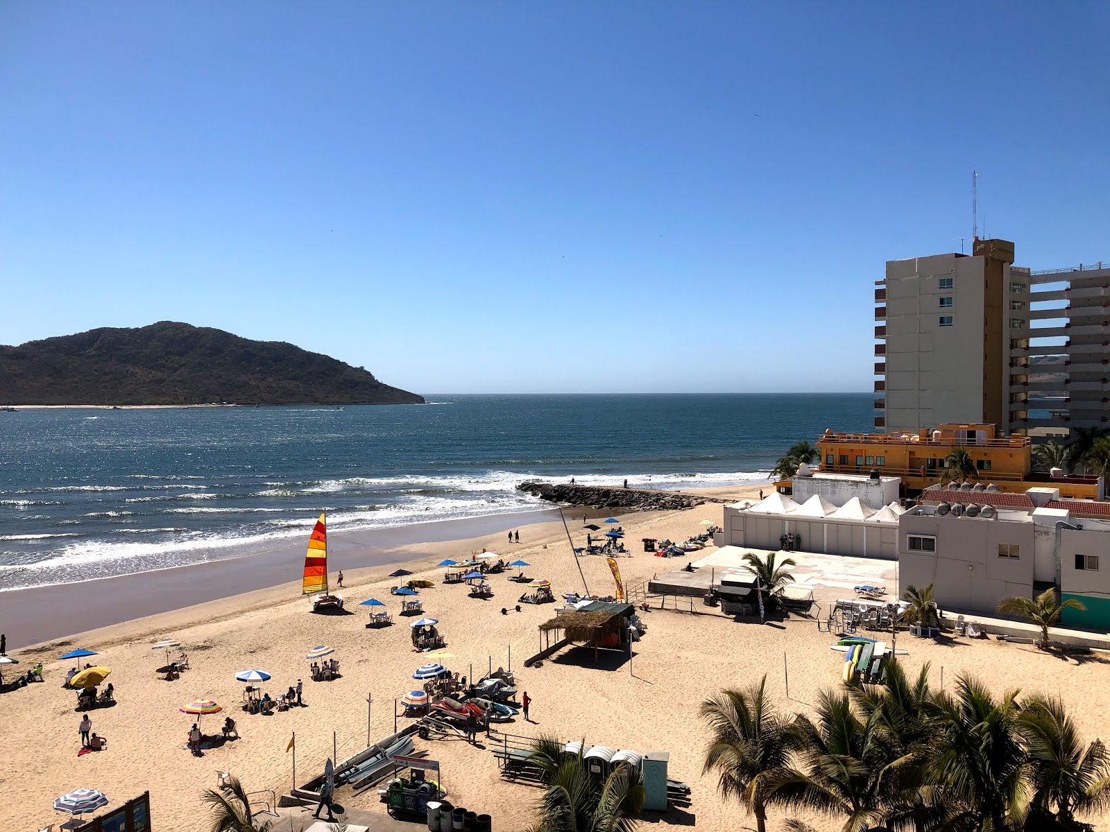 Foto de Gaviotas beach con agua cristalina superficie