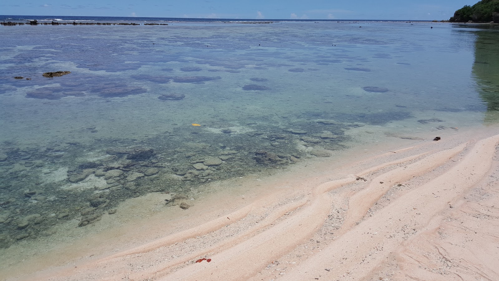 Foto av FaiFai Beach och dess vackra landskap