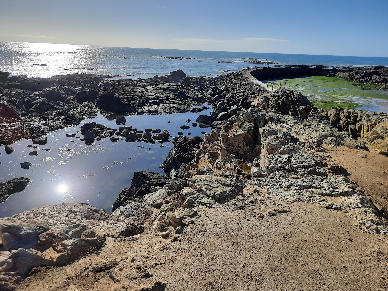 Foto van The Dombret basin beach met betonbedekking oppervlakte