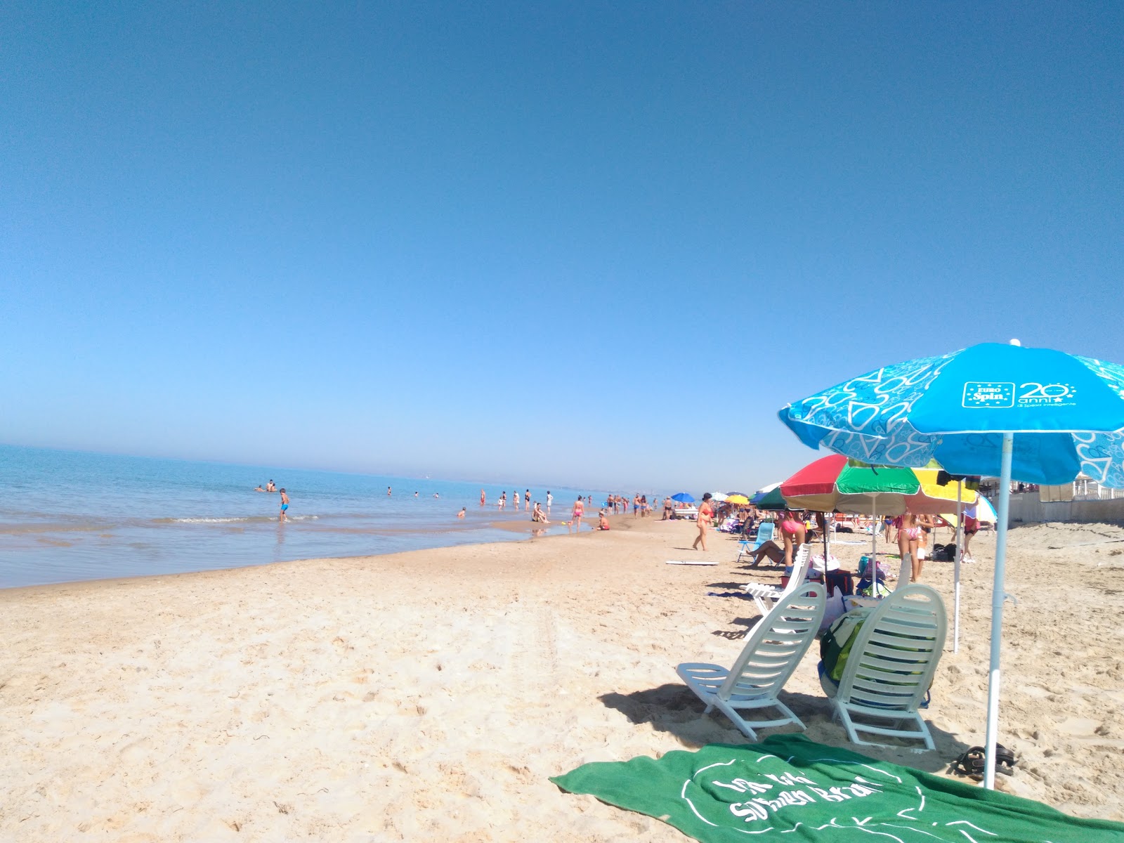 Foto di Spiaggia Marina di Acate con una superficie del sabbia beige
