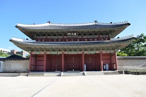 Donhwamun Gate image