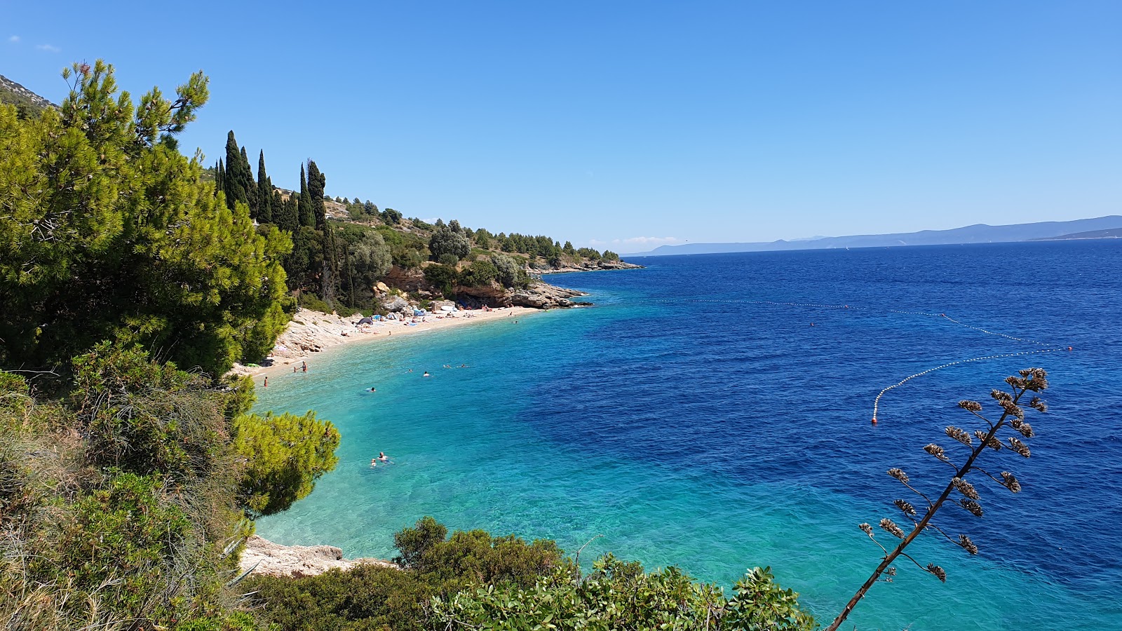 Foto von Murvica Strand und seine wunderschöne Landschaft