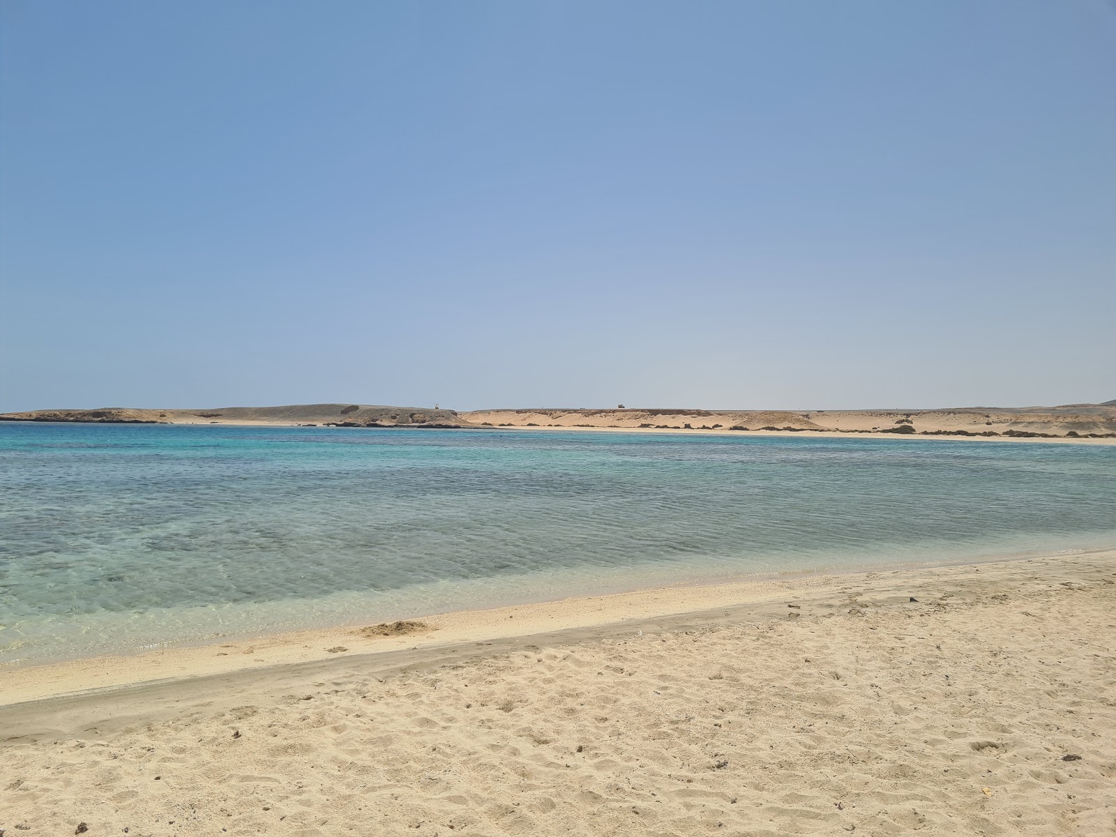 Marsa Egla beach的照片 带有碧绿色纯水表面