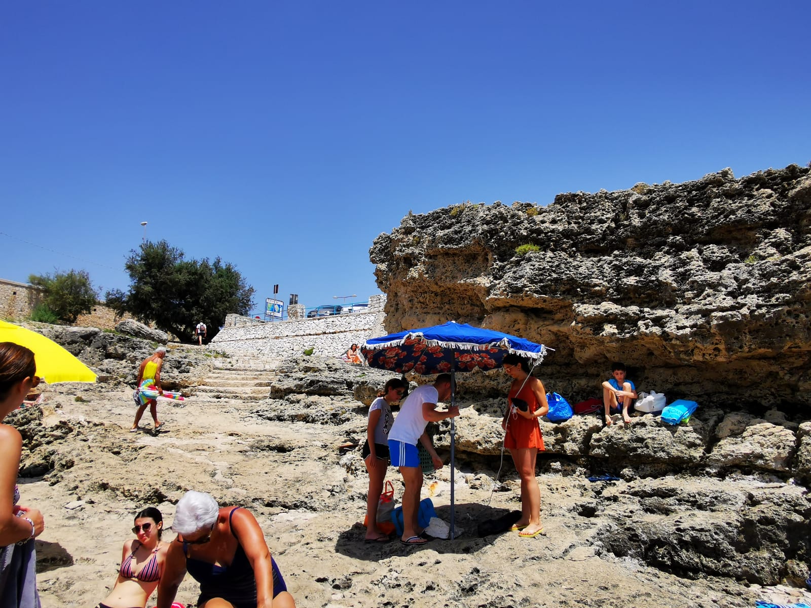 Foto von Spiaggia della Grotta Verde und die siedlung