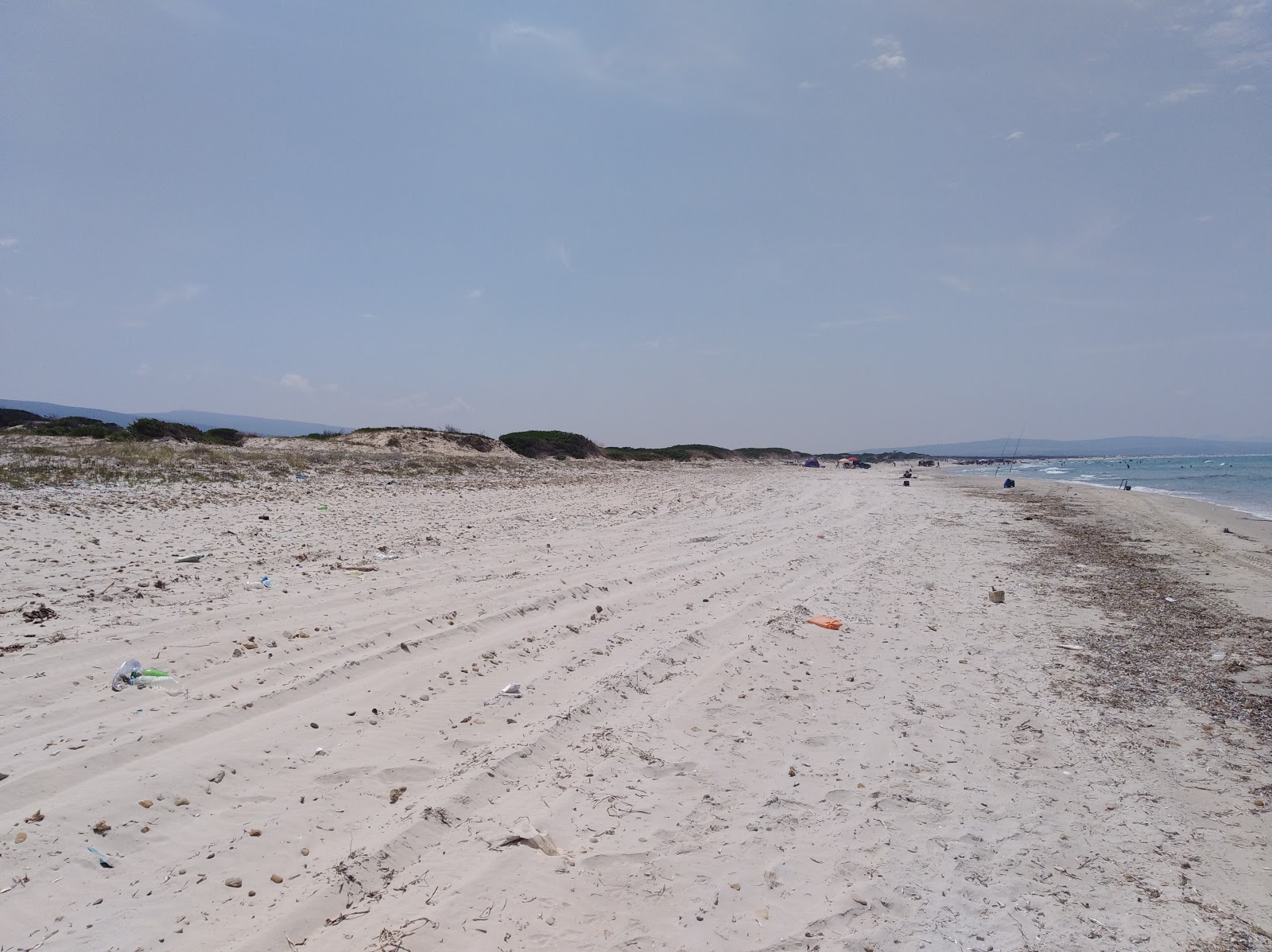 Foto av Monotonous Beach med turkos rent vatten yta