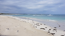 Foto af West Bay Beach med blåt rent vand overflade