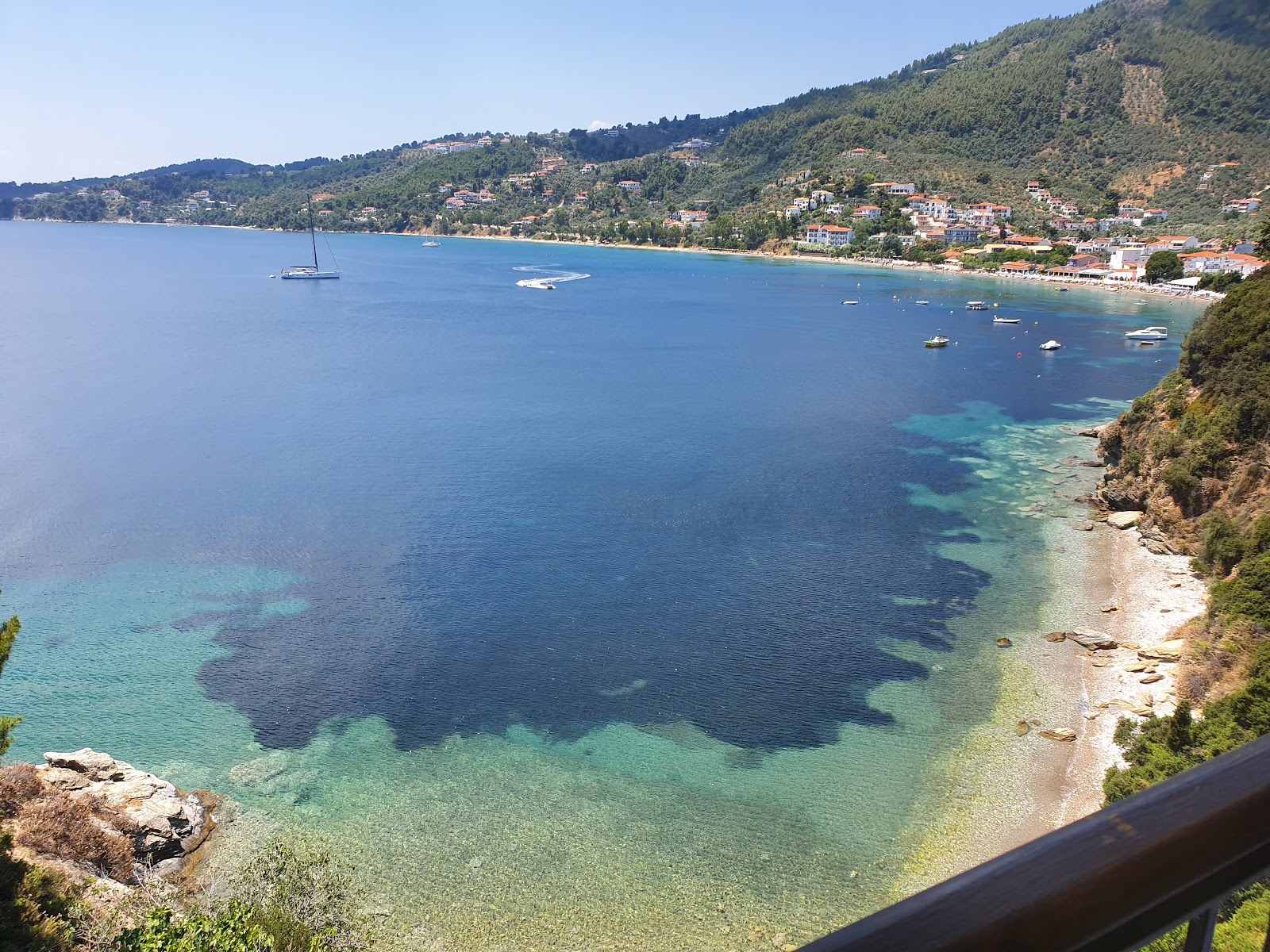 Foto di Amfiliki Pansion beach con una superficie del sabbia con pietre