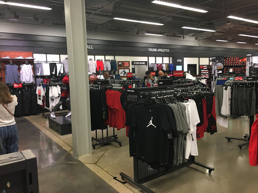 Clothing Store «Nike Factory Store», reviews and photos, 5220 Fashion Outlets Way #1125, Rosemont, IL 60018, USA