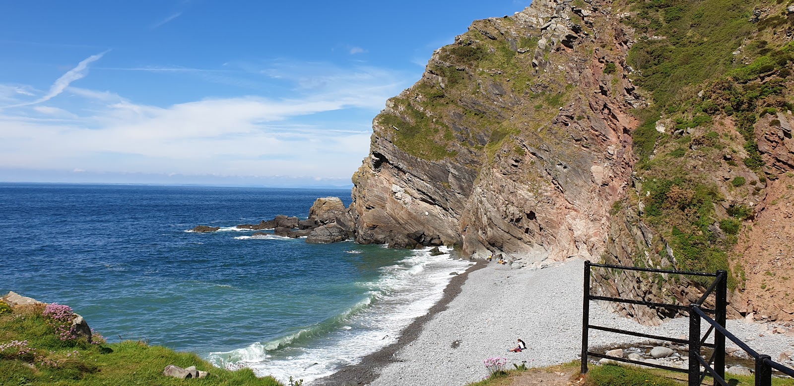 Foto di Heddon's Mouth con una superficie del ciottolo grigio