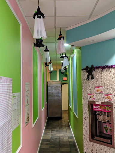 Frozen Yogurt Shop «sweetFrog», reviews and photos, 34 Shunpike Rd #28, Cromwell, CT 06416, USA