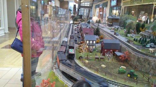 Shopping Mall «Breton Village Shopping Center», reviews and photos, 1814 Breton Rd SE, Grand Rapids, MI 49506, USA