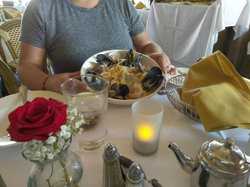 Shopping Mall «Bayside Shopping Center», reviews and photos, 1000 - 1090 Bayside Dr, Newport Beach, CA 92660, USA