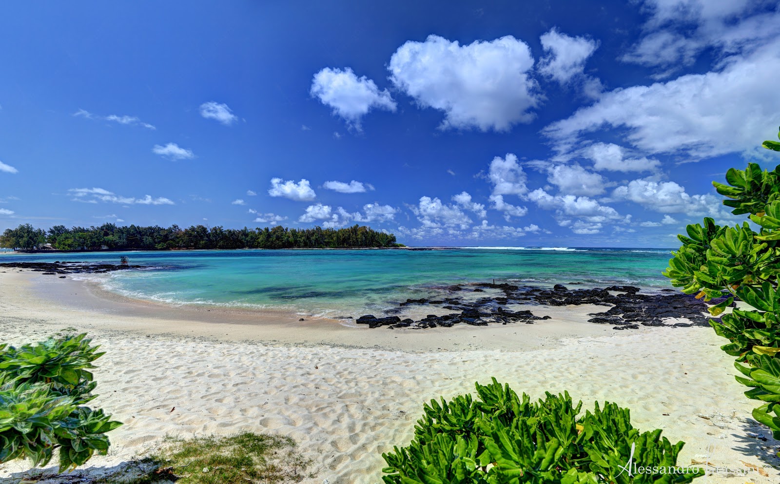 Foto van Blue Bay Beach met wit zand oppervlakte