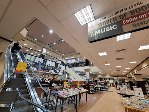 Book Store «Barnes and Noble», reviews and photos, 2500 N Mayfair Rd, Milwaukee, WI 53226, USA