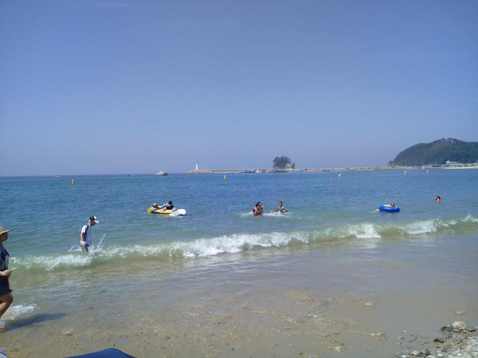 Eoundol Beach的照片 带有碧绿色水表面