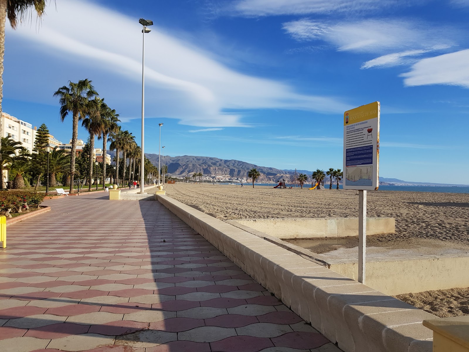 Playa de la Romanilla'in fotoğrafı uzun koy ile birlikte