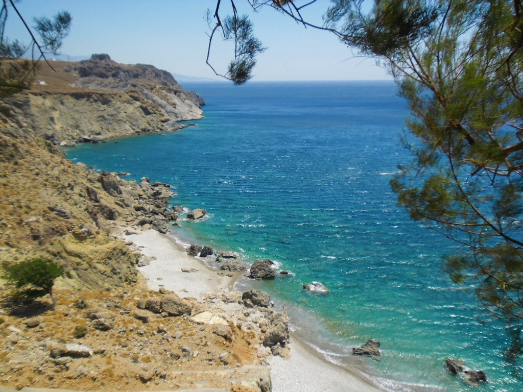 Fotografija Kalogerou Arolithos beach z sivi kamenček površino