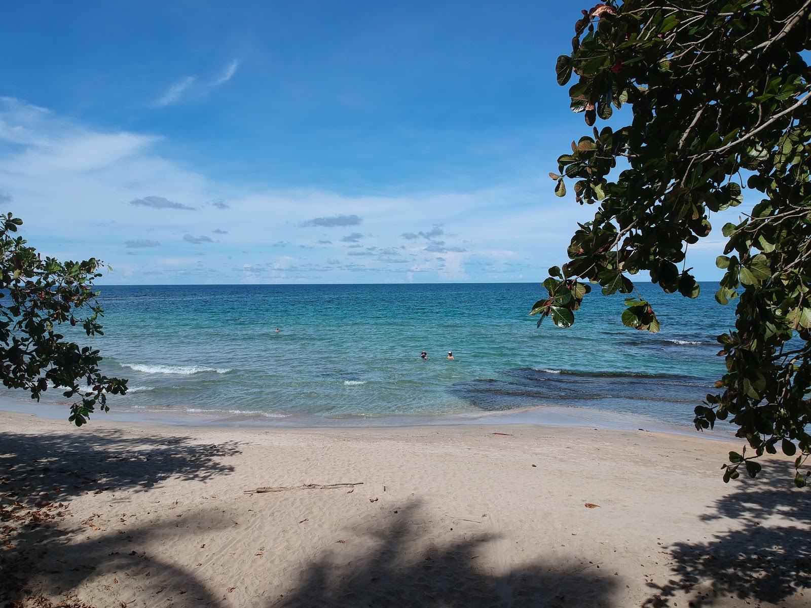 Escondida beach的照片 带有碧绿色纯水表面