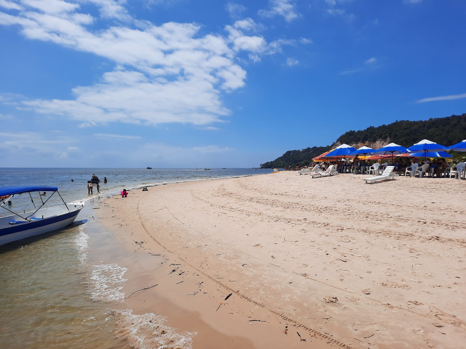 Praia linda'in fotoğrafı - rahatlamayı sevenler arasında popüler bir yer