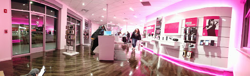 Cell Phone Store «T-Mobile», reviews and photos, 594 North Ave, Carol Stream, IL 60188, USA