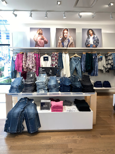 Clothing Store «Gap», reviews and photos, 3416 N Southport Ave, Chicago, IL 60657, USA