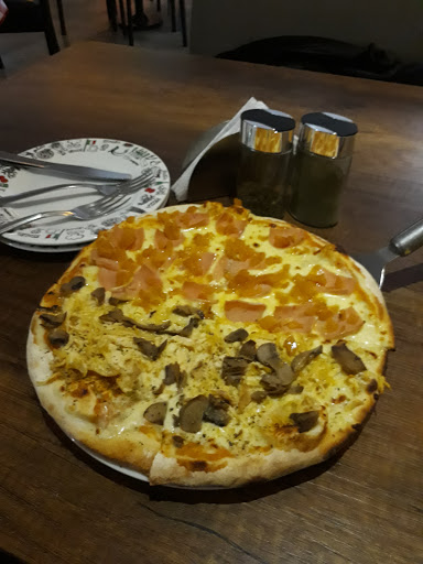 Pizza Italiana en horno a leña