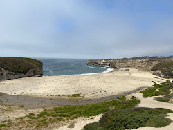 Foto von Bonny Doon Beach umgeben von Bergen