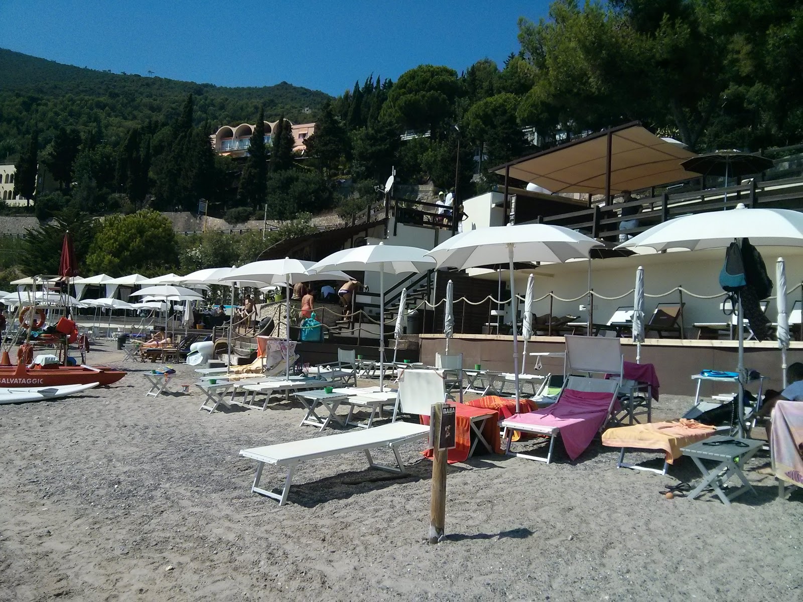 Foto av Spiaggia libera Alassio omgiven av klippor