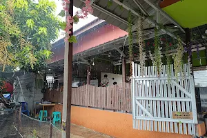 Warung Balapak Pinggir Sungai image