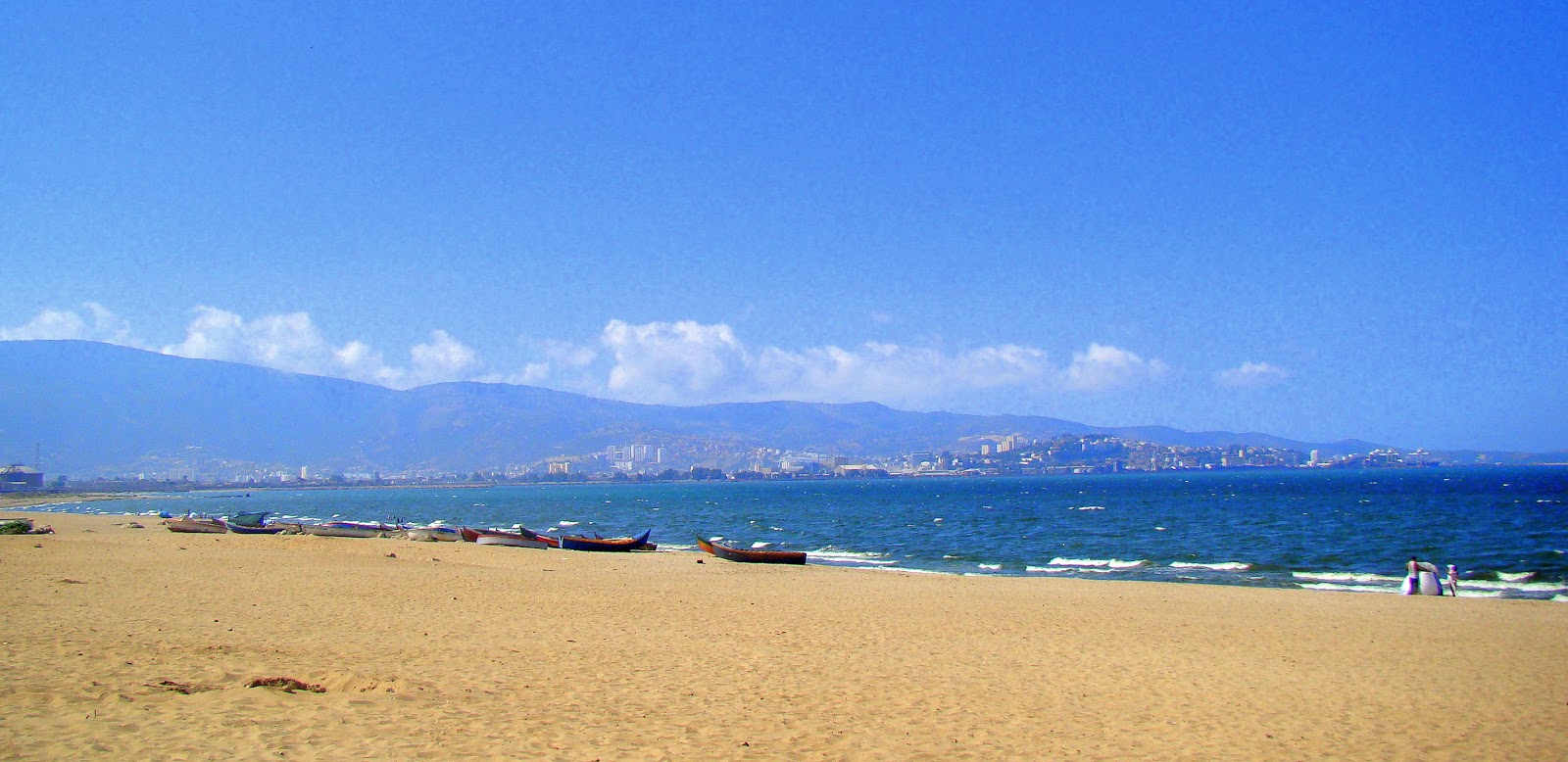 Foto de Plage Sidi Salem con arena beige superficie