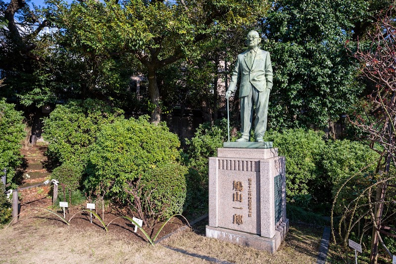 鳩山一郎の像