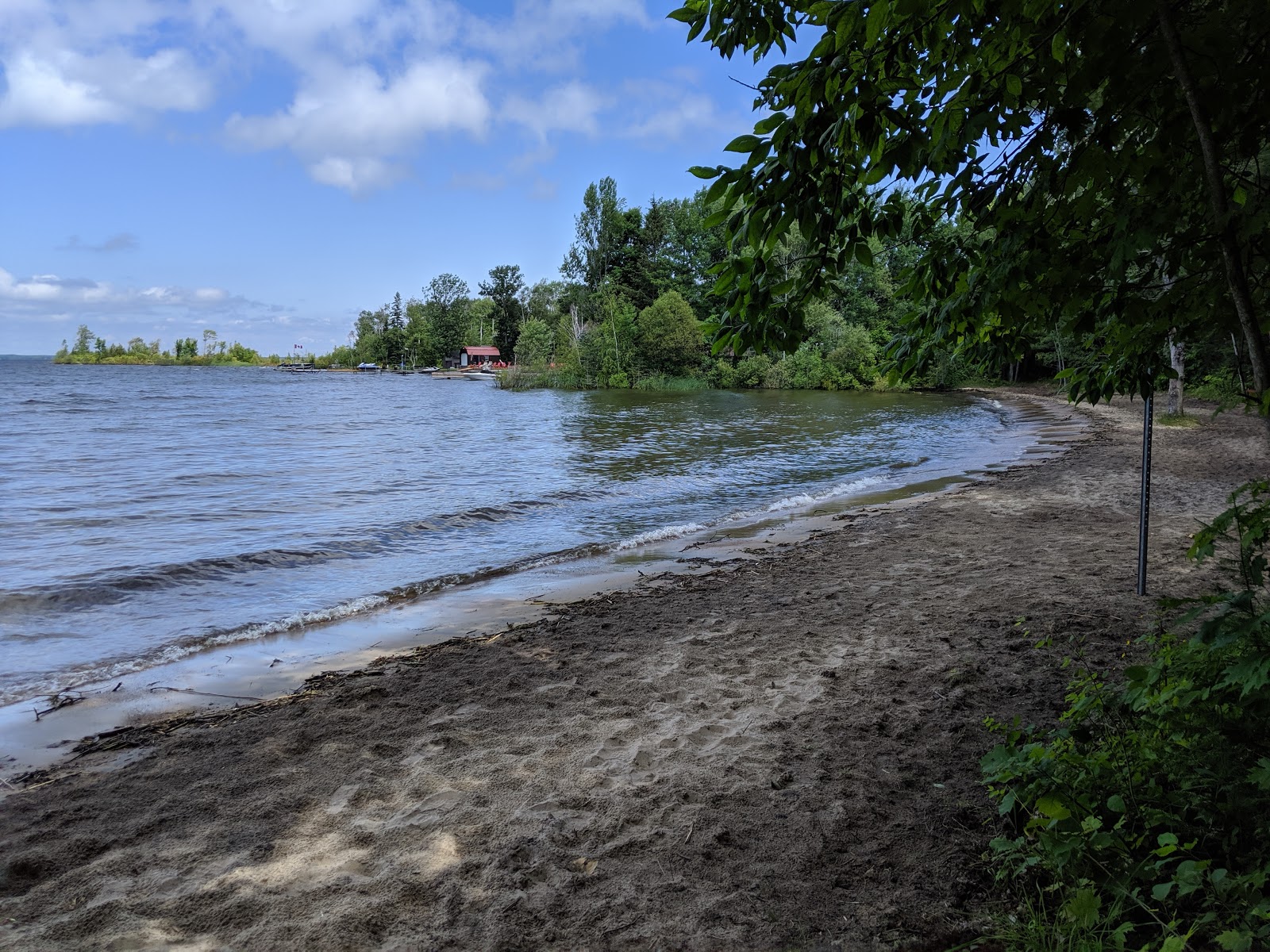 Foto van Magnus Beach met helder zand oppervlakte